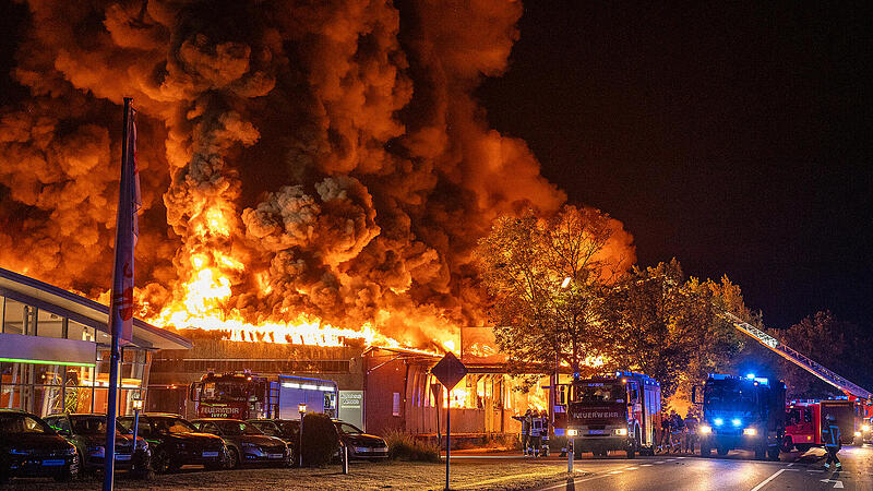 B173 bei Lichtenfels: Großbrand von Sarghalle B173 bei Lichtenfels: Großbrand von Sarghalle