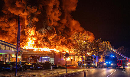 B173 bei Lichtenfels: Großbrand von Sarghalle B173 bei Lichtenfels: Großbrand von Sarghalle