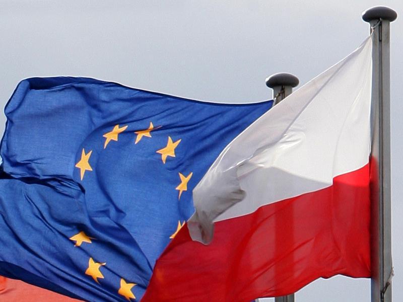 Fahnen der EU und von Polen Fahnen der EU und von Polen