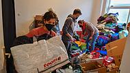 Julia Salzmann (vorne) sortiert die Spenden