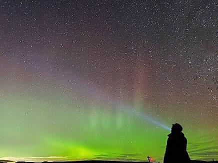 Au&szlig;erirdisch sch&ouml;nes Gr&uuml;n: Auf der isl&auml;ndischen Halbinsel Reykjanes hatte Florian Bleymann dem Vulkan Fagradalsfjall einen Besuch abgestattet, als er auf der R&uuml;ckfahrt zum Ferienhaus von wunderbarem Polarlicht &uuml;berrascht wurde.