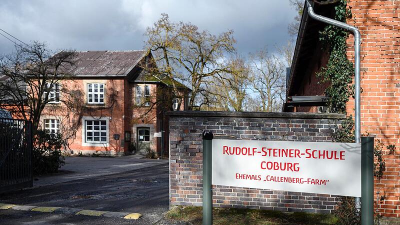 Anfang Februar 2022 löste die Polizei ein illegales Treffen von 55 sogenannten Reichsbürgern in der Rudolf-Steiner-Schule in Coburg auf. Anfang Februar 2022 löste die Polizei ein illegales Treffen von 55 sogenannten Reichsbürgern in der Rudolf-Steiner-Schule in Coburg auf.