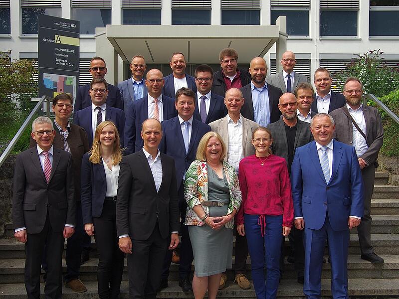 Die am Projekt beteiligten Stifter nach der Unterzeichnung am Landratsamt Bad Kissingen. Die am Projekt beteiligten Stifter nach der Unterzeichnung am Landratsamt Bad Kissingen.