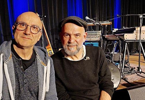 Matthias Reubel (l.) besuchte vorab den Musiker Martin K&auml;lberer, der am 23. April ein Konzert in Leutenbach gibt.