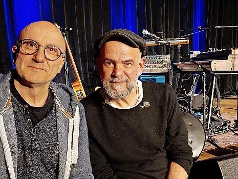Matthias Reubel (l.) besuchte vorab den Musiker Martin K&auml;lberer, der am 23. April ein Konzert in Leutenbach gibt.
