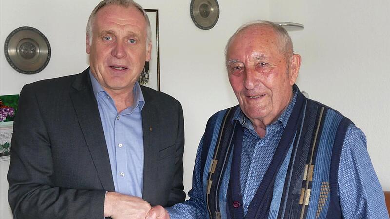 B&uuml;rgermeister Herbert Holzapfel gratulierte Robert Senft in Neuses am Berg zum runden Geburtstag.