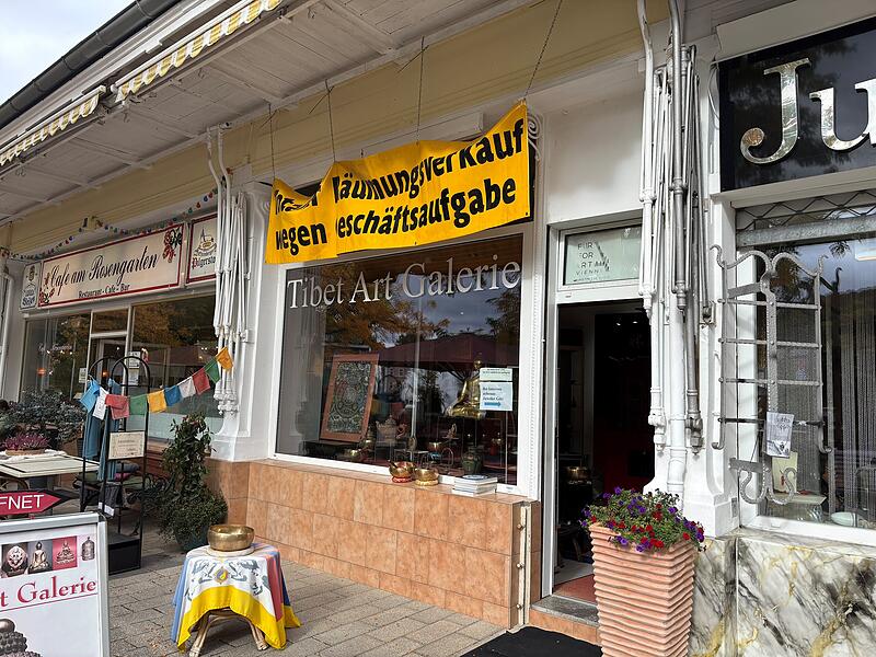 Tibet Art Gallery von außen mit Hinweis auf totalen Räumungsverkauf