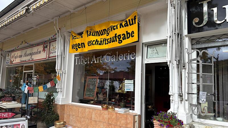 Tibet Art Gallery von au&szlig;en mit Hinweis auf totalen R&auml;umungsverkauf