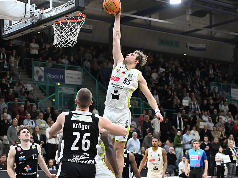 Sport Basketball 2. Bundesliga PROA Saison 2025 / 2026  18. Spieltag  am Samstag  17.01.2026 Spielort  Bayreuth Oberfrankenhalle   Spielbeginn 19.00 h   BBC Bayreuth gegen Paderborn Baskets  Halbzeitergebnis 45:50  Endstand  92 : 103 Dunk durch Lenny Lied
