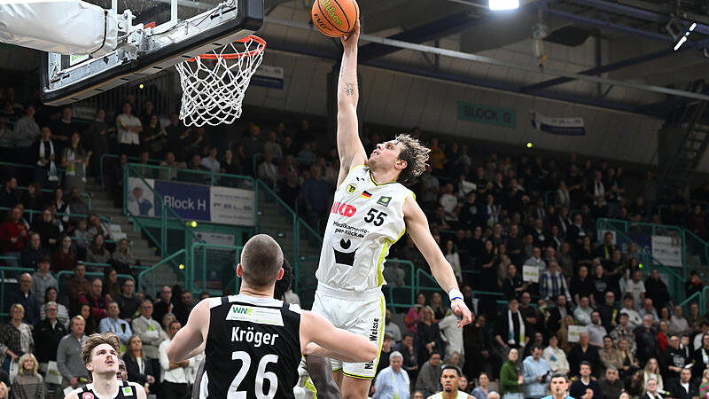 Sport Basketball 2. Bundesliga PROA Saison 2025 / 2026  18. Spieltag  am Samstag  17.01.2026 Spielort  Bayreuth Oberfrankenhalle   Spielbeginn 19.00 h   BBC Bayreuth gegen Paderborn Baskets  Halbzeitergebnis 45:50  Endstand  92 : 103 Dunk durch Lenny Lied