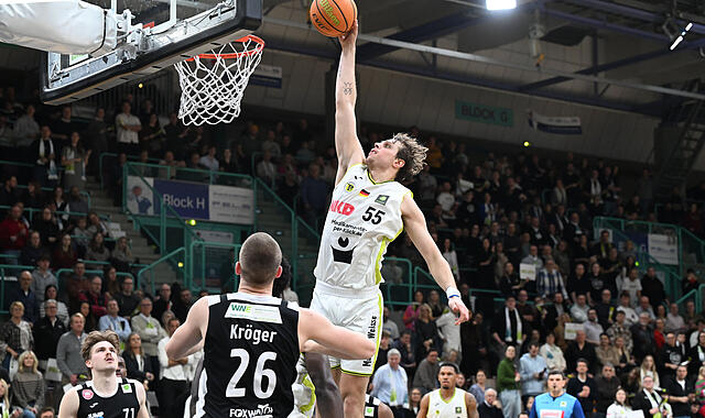 Sport Basketball 2. Bundesliga PROA Saison 2025 / 2026 18. Spieltag am Samstag 17.01.2026 Spielort Bayreuth Oberfrankenhalle Spielbeginn 19.00 h BBC Bayreuth gegen Paderborn Baskets Halbzeitergebnis 45:50 Endstand 92 : 103 Dunk durch Lenny Lied Sport Basketball 2. Bundesliga PROA Saison 2025 / 2026 18. Spieltag am Samstag 17.01.2026 Spielort Bayreuth Oberfrankenhalle Spielbeginn 19.00 h BBC Bayreuth gegen Paderborn Baskets Halbzeitergebnis 45:50 Endstand 92 : 103 Dunk durch Lenny Lied