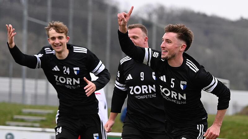 Forchheims Christian Städtler machte mit seinem Kopfballtreffer gegen den TSV Weißenburg den Sack zu.Forchheim & Fränkische Schweiz Forchheims Christian Städtler machte mit seinem Kopfballtreffer gegen den TSV Weißenburg den Sack zu.Forchheim & Fränkische Schweiz