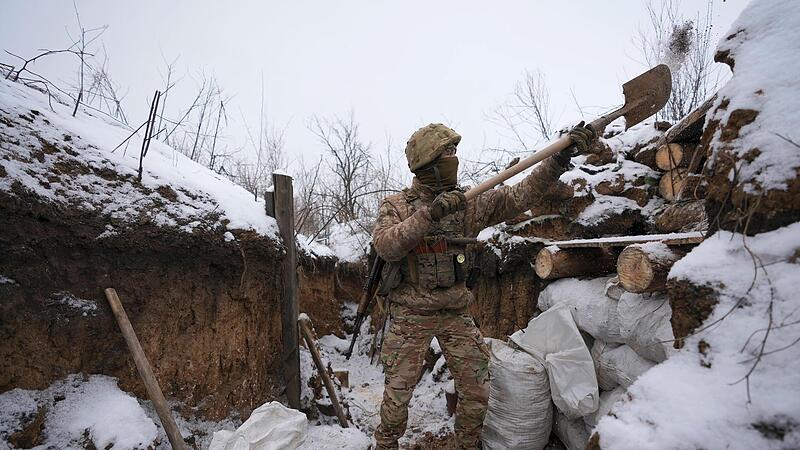 Ein ukrainischer Soldat reinigt seine Position in einem Graben an der Frontlinie in der Region Luhansk. Am Freitag, 28.01.2022, wurden die diplomatischen Bem&uuml;hungen um die Abwendung eines Krieges in Osteuropa unter hohem Einsatz fortgesetzt.
