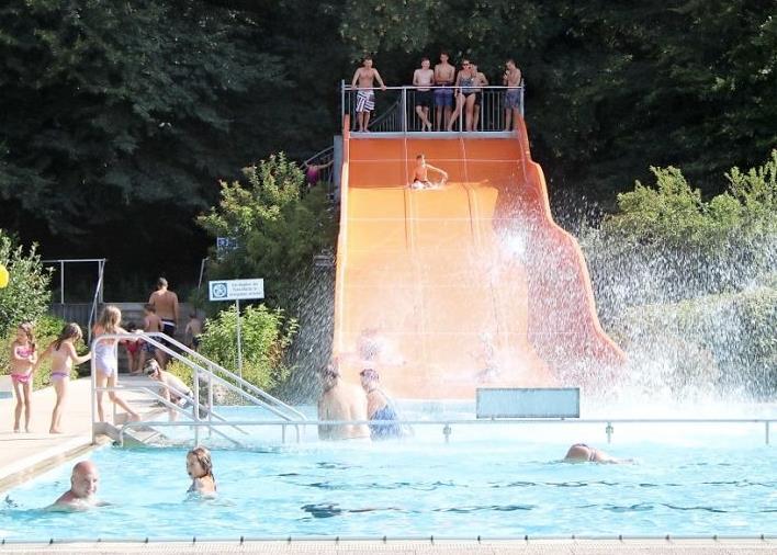Die Wasserrutsche war im Kulmbacher Freibad in der vergangenen Saison stets dicht umlagert. Heuer kommt die Wasserkletterwand als Attraktion hinzu. Foto: Archiv/Stefanie Gleixner