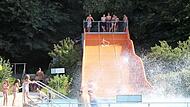 Die Wasserrutsche war im Kulmbacher Freibad in der vergangenen Saison stets dicht umlagert. Heuer kommt die Wasserkletterwand als Attraktion hinzu. Foto: Archiv/Stefanie Gleixner