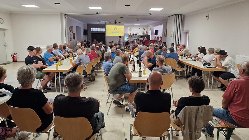 Voll besetzt war das Schützenhaus in Premich zur Bürger-Informationsveranstaltung für einen Tante Enso-Laden. Voll besetzt war das Schützenhaus in Premich zur Bürger-Informationsveranstaltung für einen Tante Enso-Laden.