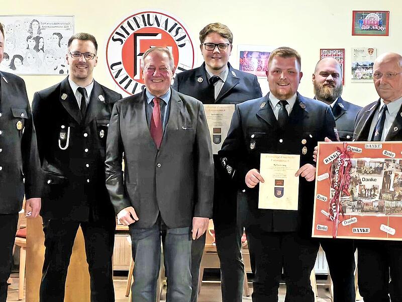 2. Kommandant Jannik N&ouml;ske, Kommandant Markus Stumpf, B&uuml;rgermeister Volker Schmiechen, Simon Friedrich, Paul Altmann (beide wurden zu Oberfeuerwehrm&auml;nnern bef&ouml;rdert), 2. Vorsitzender Christian H&uuml;bner, Werner Agly und Vorsitzender Matthias Angermann.