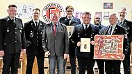 2. Kommandant Jannik N&ouml;ske, Kommandant Markus Stumpf, B&uuml;rgermeister Volker Schmiechen, Simon Friedrich, Paul Altmann (beide wurden zu Oberfeuerwehrm&auml;nnern bef&ouml;rdert), 2. Vorsitzender Christian H&uuml;bner, Werner Agly und Vorsitzender Matthias Angermann.