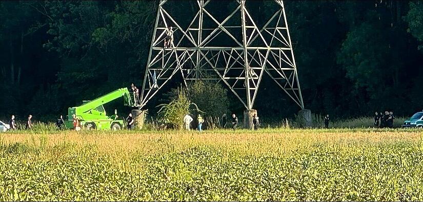 Einsatzkräfte versuchen mit einem Hubwagen, den Pro-Atomkraft-Aktivisten Andreas Fichtner von einem Strommast in Grafenrheinfeld zu holen. Einsatzkräfte versuchen mit einem Hubwagen, den Pro-Atomkraft-Aktivisten Andreas Fichtner von einem Strommast in Grafenrheinfeld zu holen. 