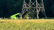Einsatzkräfte versuchen mit einem Hubwagen, den Pro-Atomkraft-Aktivisten Andreas Fichtner von einem Strommast in Grafenrheinfeld zu holen.&nbsp;