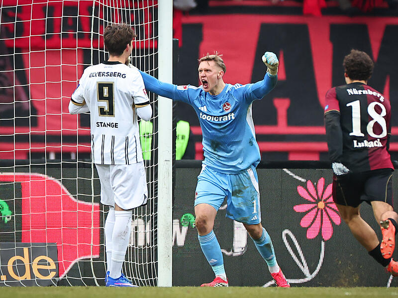 Jan Reichert jubelt nach seinem gehaltenen Elfmeter gegen Elversberg.