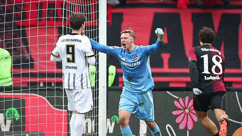 Jan Reichert jubelt nach seinem gehaltenen Elfmeter gegen Elversberg.
