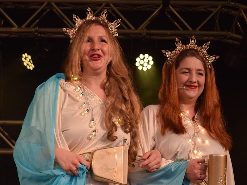 Faschingsgala des MCC MemmelsdorfFaschingsgala des MCC Memmelsdorf Fränkische Göttinen können nur so heißen: „Schäuferla“ und „Seidla“ (die Schwestern Ann-Catrin Urmüller und Christina Will)