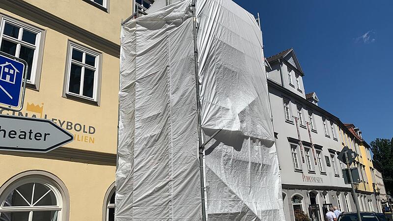 War hier Christo am Werk? Nein, fachkundige Experten, die den Rückertbrunnen saniert haben. War hier Christo am Werk? Nein, fachkundige Experten, die den Rückertbrunnen saniert haben.