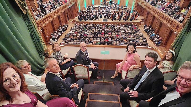 In Blick durch die Loge auf die Bühne: Im Uhrzeigersinn Sylvie Thormann (Kurdirektorin), Sabine Dittmar (Bundestag, SPD), Tassilo Forchheimer (BR-Chef Studio Franken), Ivonne Vogel, OB Dirk Vogel, Dorothee Bär (CSU-Bundestag), Charlotte Bär, Sandr... In Blick durch die Loge auf die Bühne: Im Uhrzeigersinn Sylvie Thormann (Kurdirektorin), Sabine Dittmar (Bundestag, SPD), Tassilo Forchheimer (BR-Chef Studio Franken), Ivonne Vogel, OB Dirk Vogel, Dorothee Bär (CSU-Bundestag), Charlotte Bär, Sandr...
