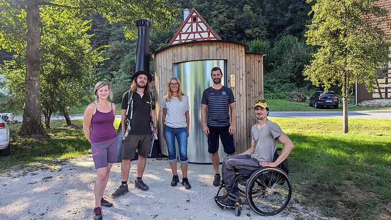 Von rechts: Dominik Herrmann (Projektleitung Naturgenuss mit Handicap), Hannes Loos B&uuml;rgermeister Hartenstein, Nadine Menchen (Gesch&auml;ftsf&uuml;hrung Naturpark Fr&auml;nkische Schweiz), Johannes Stemper (Naturparkranger), Christin Herrmann (Naturgenuss mit Handicap). Vor der barrierearmern Komposttoilette in Lungsdorf, errichtet durch das Engagement von Hannes Loos.