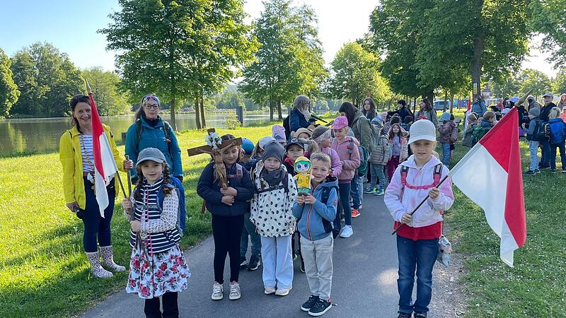 Die Buben und M&auml;dchen der Grundschule und der Kinderg&auml;rten auf ihrer Wallfahrt entlang des Maines nach Maria Limbach, links Wallfahrtsleiterin Isabella Friedrich.