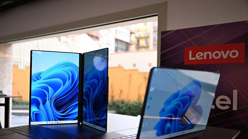 Lenovo-Laptop mit zwei Bildschirmen