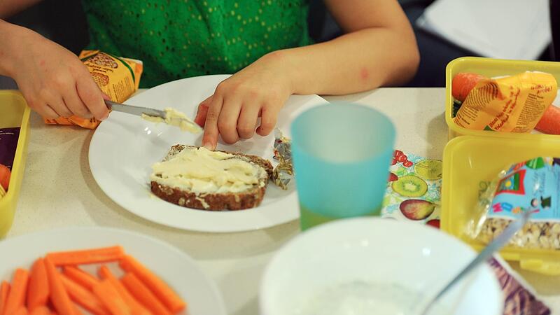So sieht eine gesunde Brotzeit aus. Symbolbild: Jens Kalaene/dpa