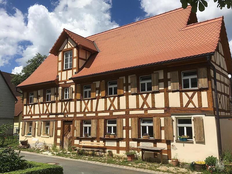 Das Schwarzhaupthaus in Ermreuth ist ein Hingucker geworden und erneut beim Tag des offenen Denkmals zu besichtigen.Forchheim & Fränkische Schweiz Das Schwarzhaupthaus in Ermreuth ist ein Hingucker geworden und erneut beim Tag des offenen Denkmals zu besichtigen.Forchheim & Fränkische Schweiz