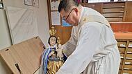 In einer Holzkiste, sicher verwahrt in einem Tresor, überwintert das Gnadenbild des Maria Ehrenbergs. In einer Holzkiste, sicher verwahrt in einem Tresor, überwintert das Gnadenbild des Maria Ehrenbergs.