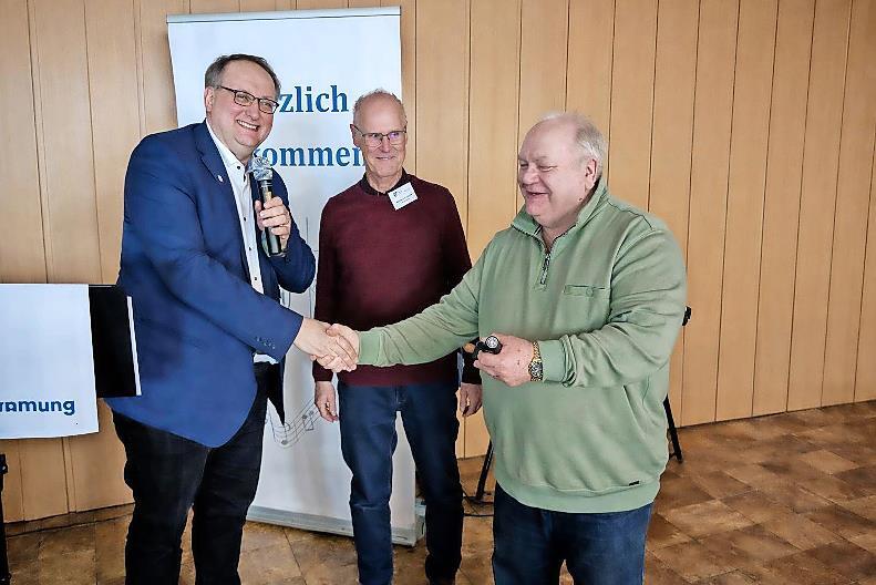 Verabschiedung des Kassenprüfers Stefan Istvan (rechts) von Carsten Ahlers (links) und Norbert Schmitt. Verabschiedung des Kassenprüfers Stefan Istvan (rechts) von Carsten Ahlers (links) und Norbert Schmitt.