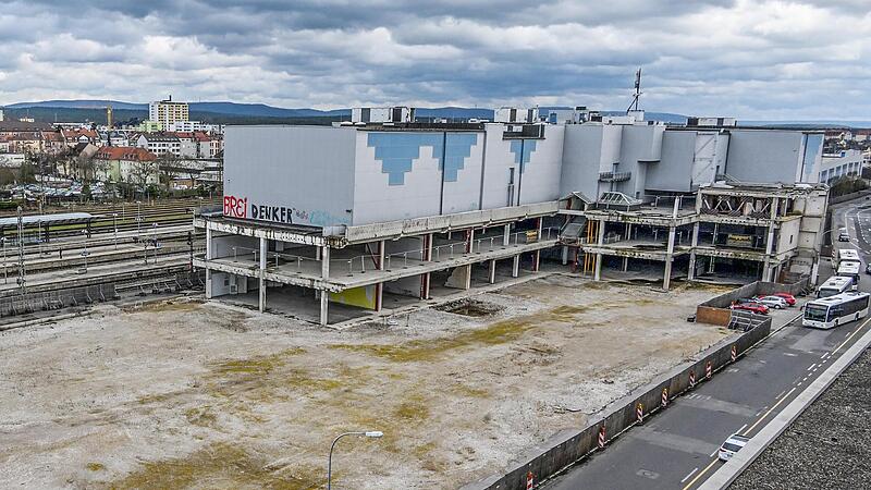 W&auml;hrend der Sanierung des Parkhauses sollen auf der Abrissfl&auml;che 400 Autos parken.