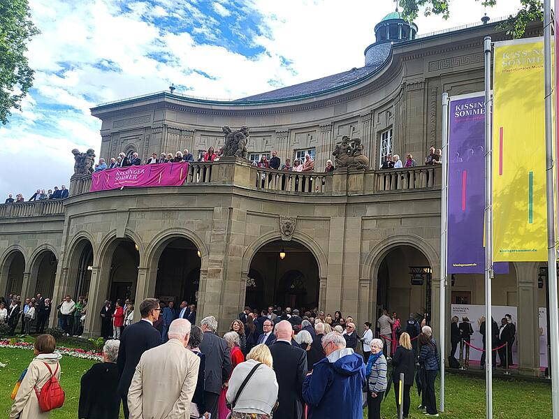Gro&szlig;er Andrang vor dem Regentenbau in Bad Kissingen