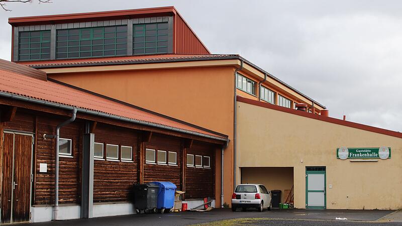 Die Dettelbacher Frankenhalle steht zwar vor einer Neuausrichtung. Es besteht aber auch die Möglichkeit, dass es – wie früher teilweise auch schon – einen Veranstaltungsbereich gibt. Die Dettelbacher Frankenhalle steht zwar vor einer Neuausrichtung. Es besteht aber auch die Möglichkeit, dass es – wie früher teilweise auch schon – einen Veranstaltungsbereich gibt.