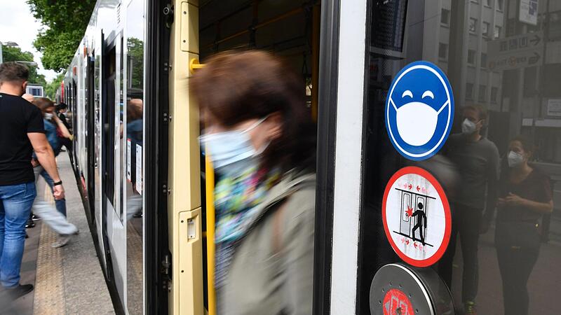 Im deutschen Fernverkehr muss ab 2. Februar keine Maske mehr getragen werden. In den Ländern herrscht im Nahverkehr berits jetzt teilweise „oben ohne“. Im deutschen Fernverkehr muss ab 2. Februar keine Maske mehr getragen werden. In den Ländern herrscht im Nahverkehr berits jetzt teilweise „oben ohne“.