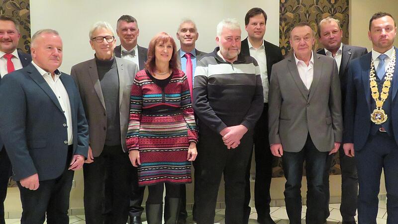 Die neuen Ehrenmedaillentr&auml;ger der Stadt Bad Staffelstein freuen sich mit B&uuml;rgermeister Mario Sch&ouml;nwald (links)