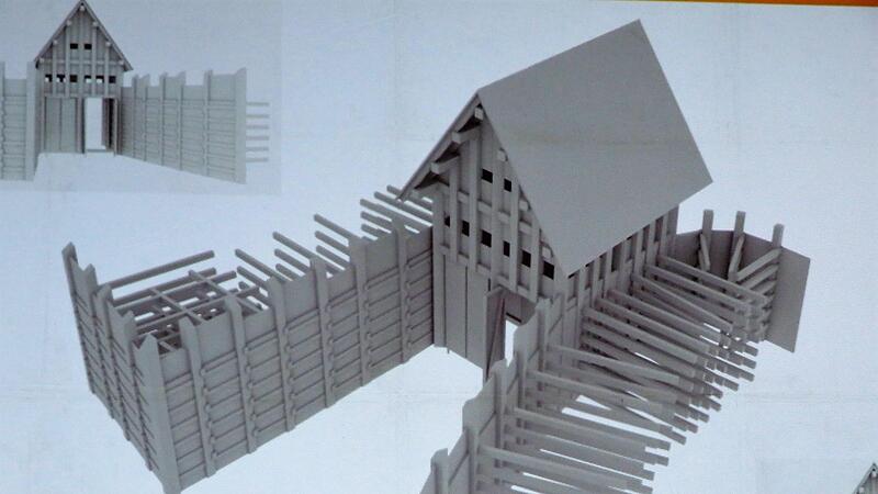 Das Zangentor &ndash;  so k&ouml;nnte es ausgesehen haben. Da ein Nachbau auf dem Berg zu teuer und wuchtig w&auml;re, sollen kleinere Eichenpfosten an den Standort erinnern.