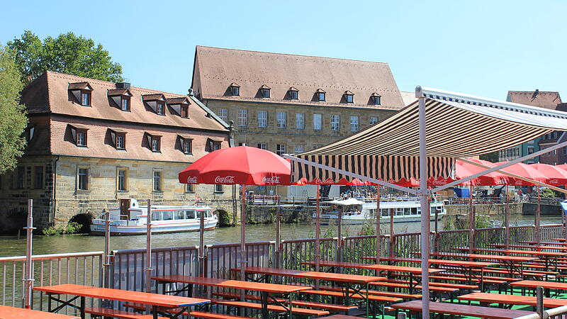 Die Aufbauarbeiten f&uuml;r die Bamberger Sandkerwa 2023 laufen auf Hochtouren.