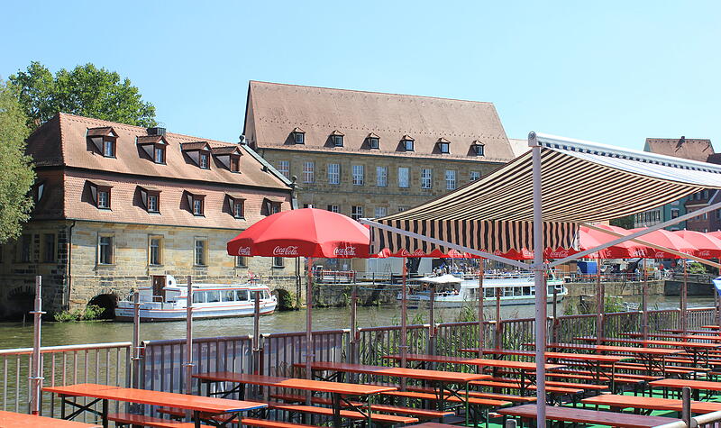 Die Aufbauarbeiten f&uuml;r die Bamberger Sandkerwa 2023 laufen auf Hochtouren.