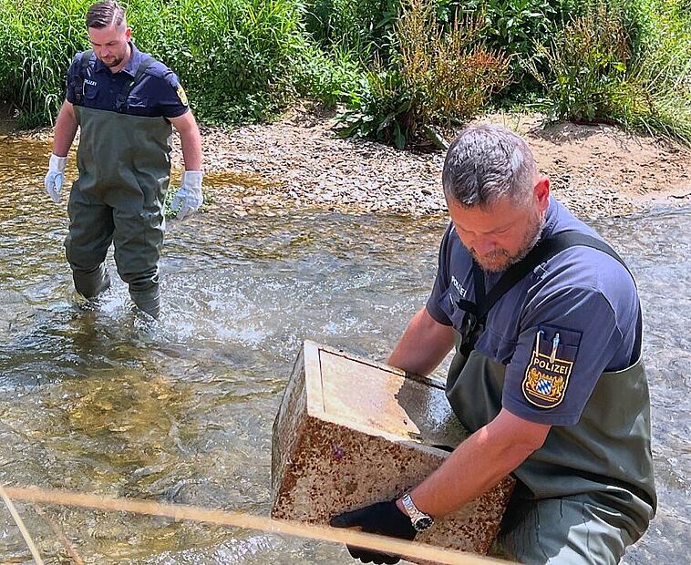 Dicker Fang? Beamte der Polizei ziehen einen alten Tresor aus der Trubach.