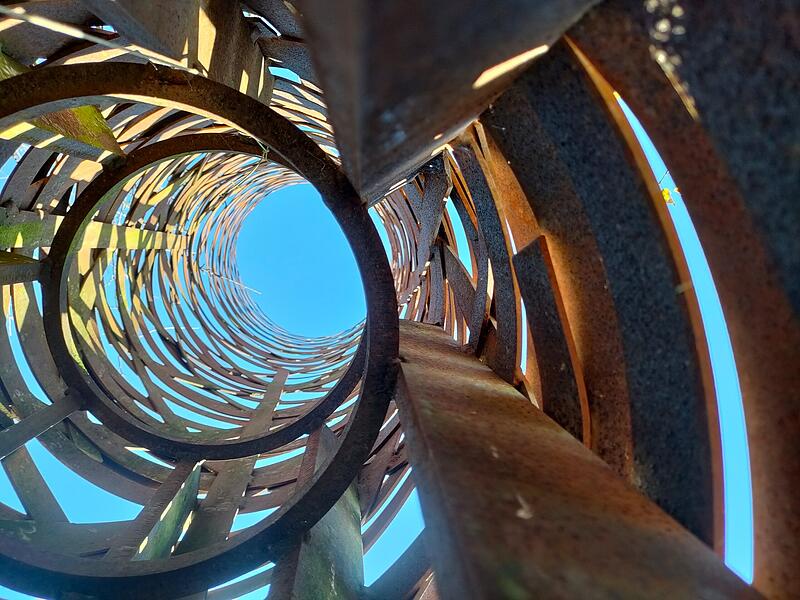 Kunst aus Metall vor blauem Himmel Kunst aus Metall vor blauem Himmel