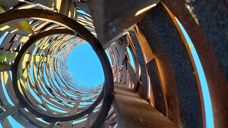 Kunst aus Metall vor blauem Himmel Kunst aus Metall vor blauem Himmel