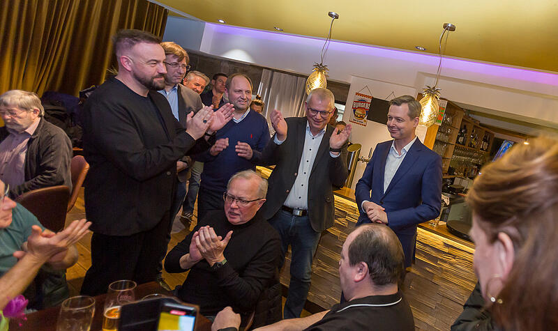 Mit Abstand die meisten Stimmen: Thomas Silberhorn (rechts) bekommt von der Forchheimer CSU Beifall für den Wahlsieg.
