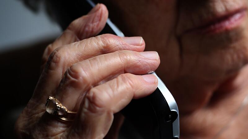 Seniorin am Telefon