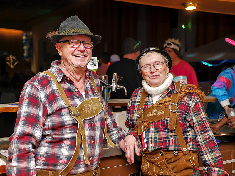 Gute Laune auch bei den Helfern Otto und Christel Fuss hinterm Tresen. Gute Laune auch bei den Helfern Otto und Christel Fuss hinterm Tresen.